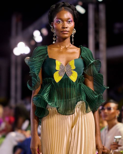 THE SEA MUSE TOP AND LOGO PANTS